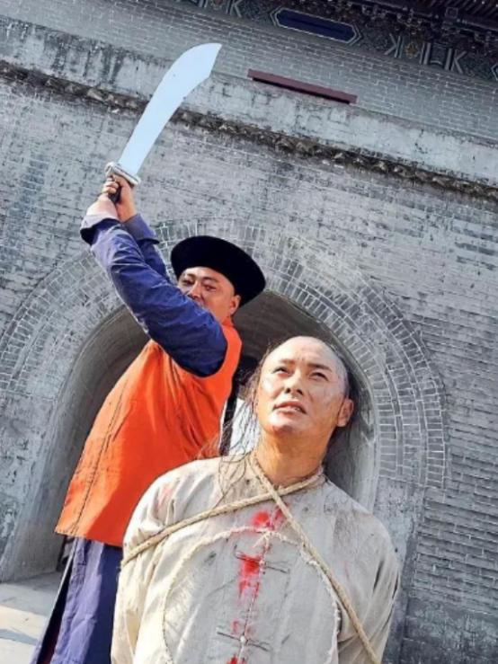 1661年的南京刑场，秋风卷着枯叶掠过青石地。刽子手的鬼头刀刚扬起，监斩官就