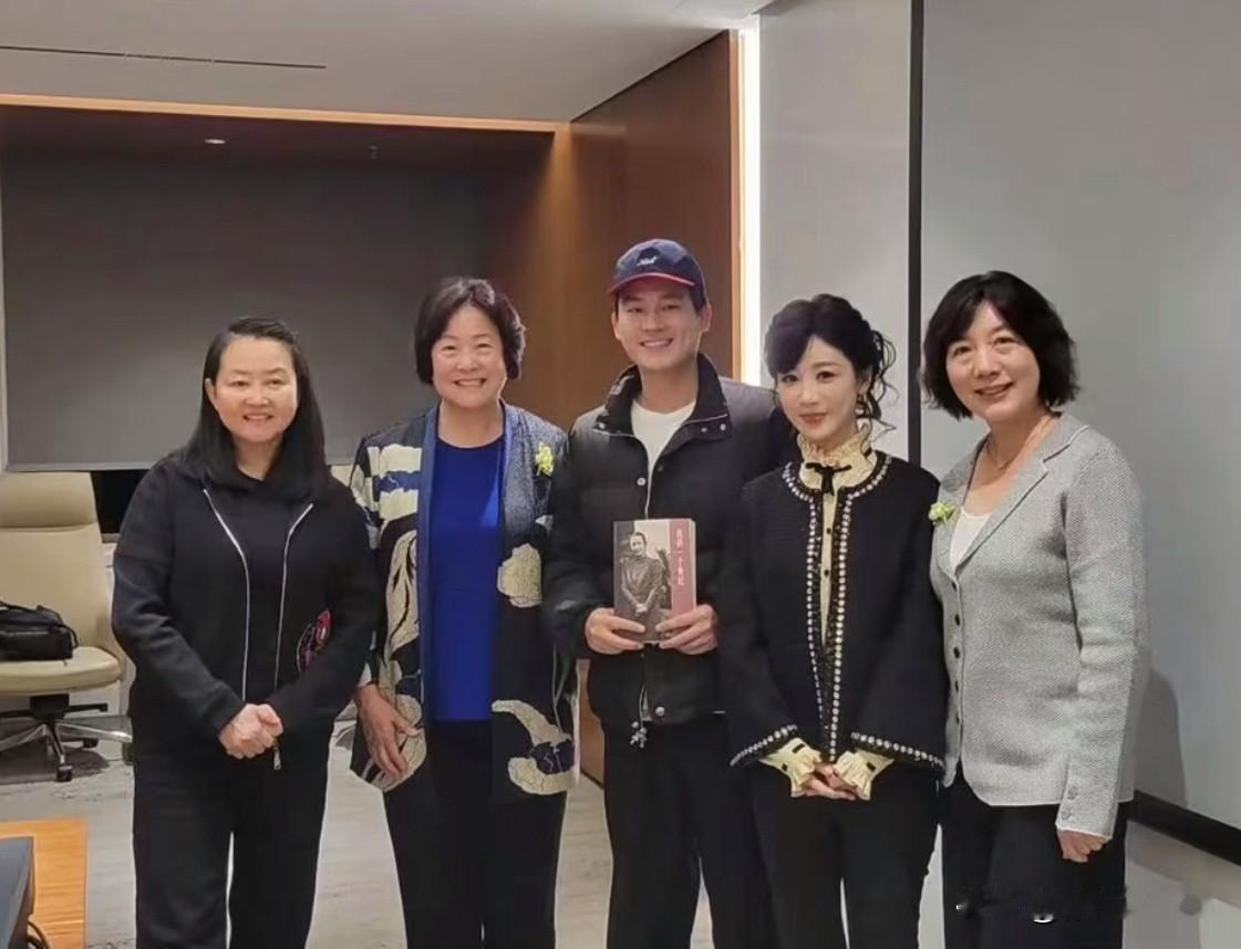 12月24日，终于看到欧豪杨紫同框了！杨紫欧豪在祭拜完董竹君女士后跟其后人合照