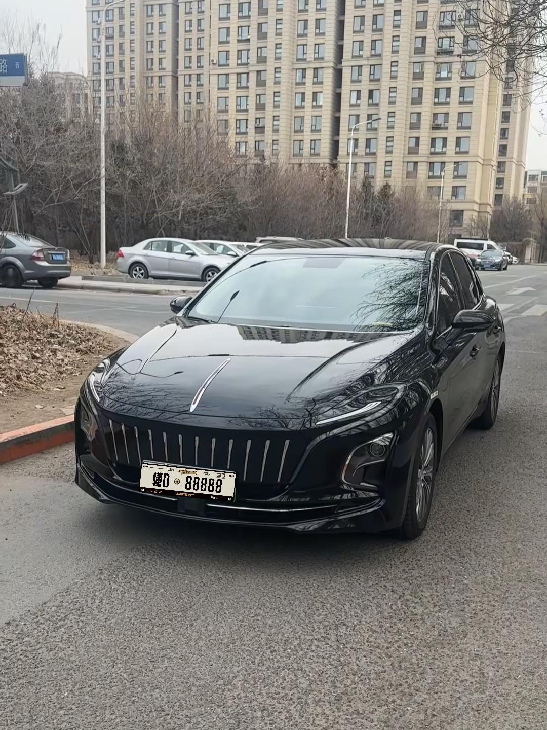 红旗E-QM5是中大型纯电轿车，凭借5米多的车长，接近3米的轴距，主打大空间和舒