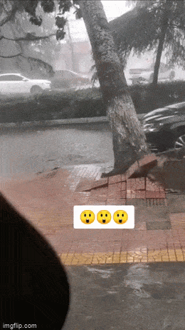 赶紧找地儿蹲着吧老天爷都拦住你了