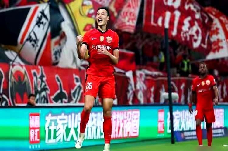 从单赛季造11球到如今0球1助，刘若钒连热身服都脱不下来了。武磊一复出，新人