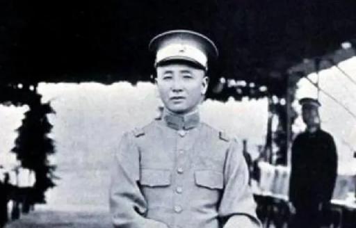 1891年，16岁的张作霖落难乞讨，孙寡妇看中了他，解开衣扣，掏出一块腰牌给他：