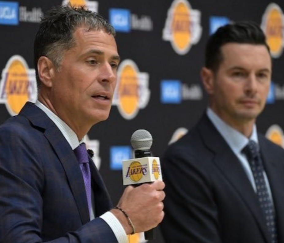 朗·罗森确认罗布·佩林卡将继续担任湖人队的现有职务。马克·沃尔特收购洛杉矶湖