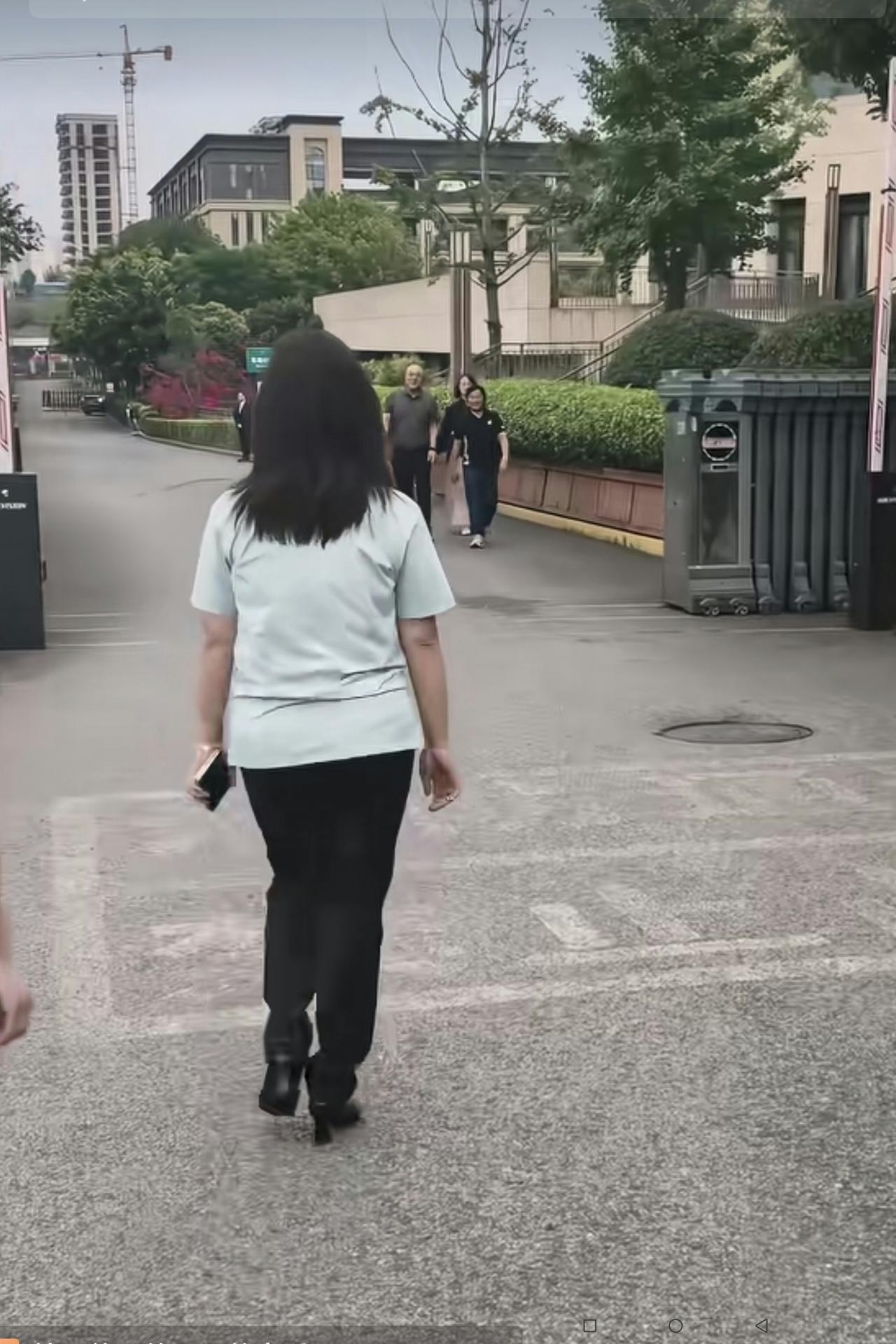 张雪到儿子学校去参加活动为啥是走着进校门的？不知大家发现没有：前几天张雪带车队