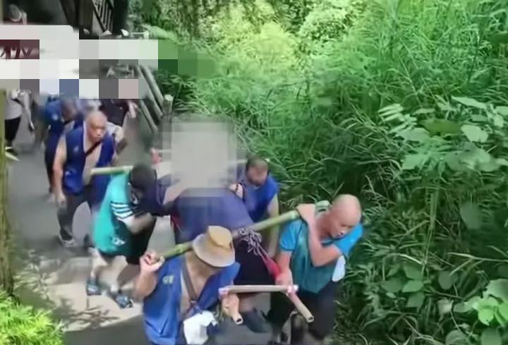 263斤男子上峨眉山，被网友誉为“财神爷”。因为身体太重，体型太大，男子无法自