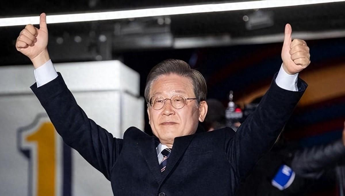 就在最近，韩国总统李在明在军方高层会议上直接扔出个“重磅炸弹”：战时作战指挥权，