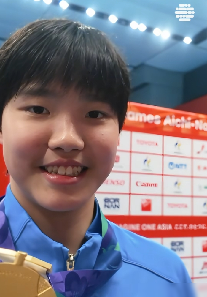 13岁，168cm，初三，比15岁的对手还显成熟。于子迪拿下亚运女子200混金牌，2分06秒10，直
