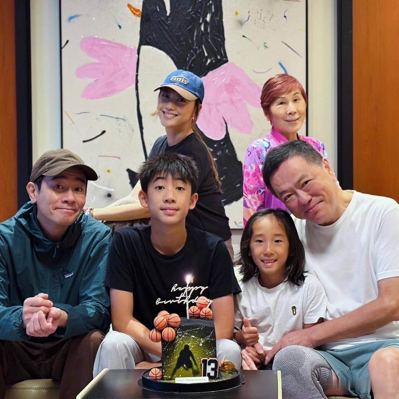陈小春和应采儿的大儿子Jasper13岁生日，爸爸妈妈弟弟还有外公外婆全家人三