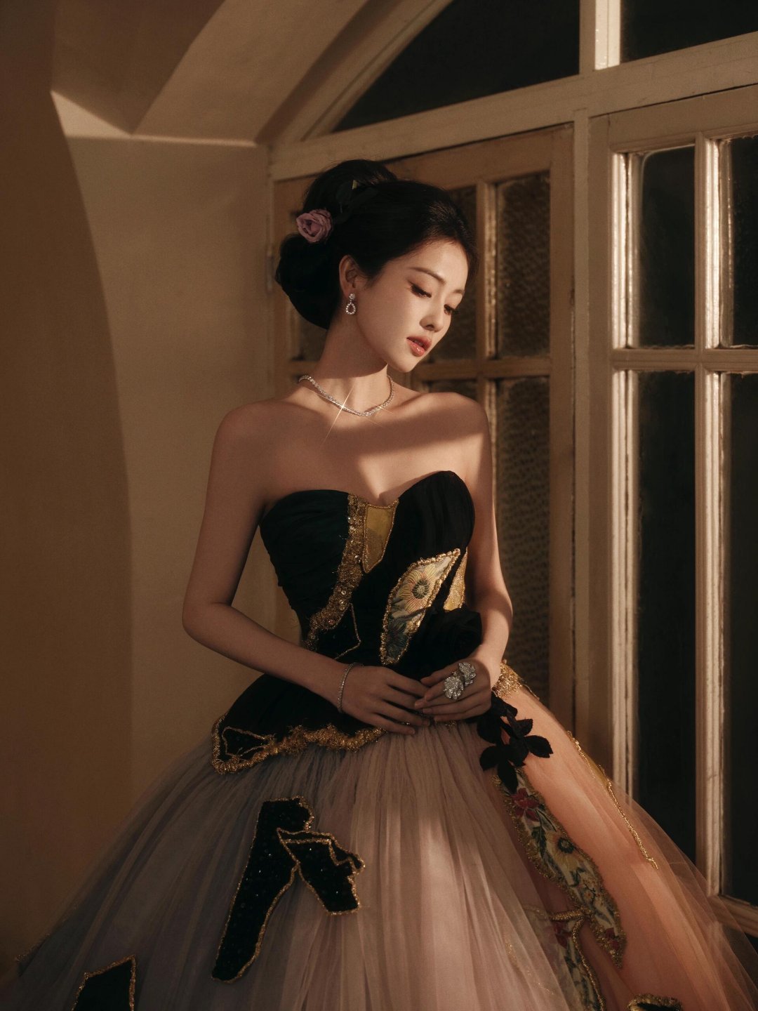 白鹿像从旧时光里走出来的优雅画中人。