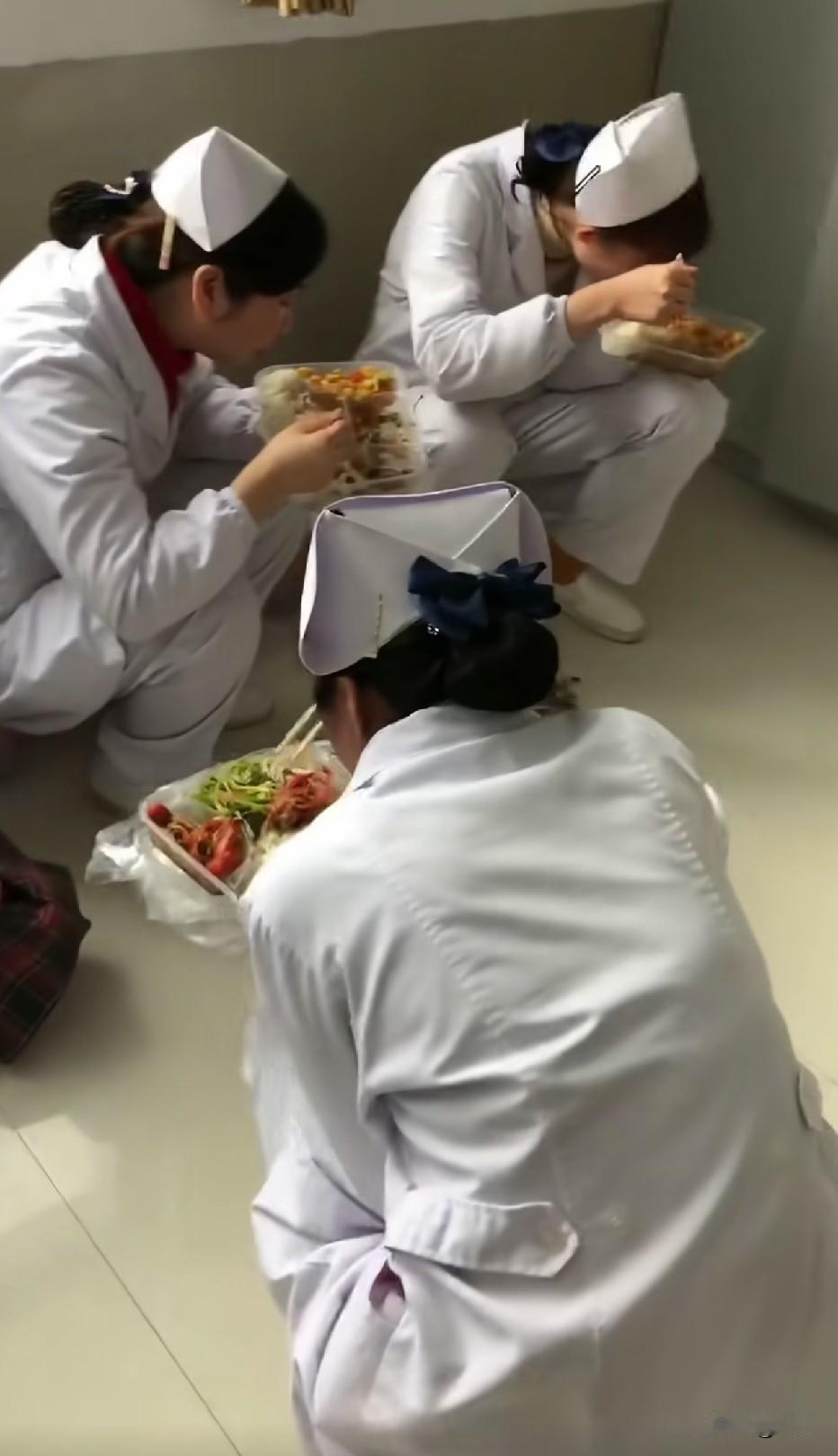 三甲医院护士都很漂亮的，又吃苦耐劳，我女儿也是三甲医院上班，都没有对象