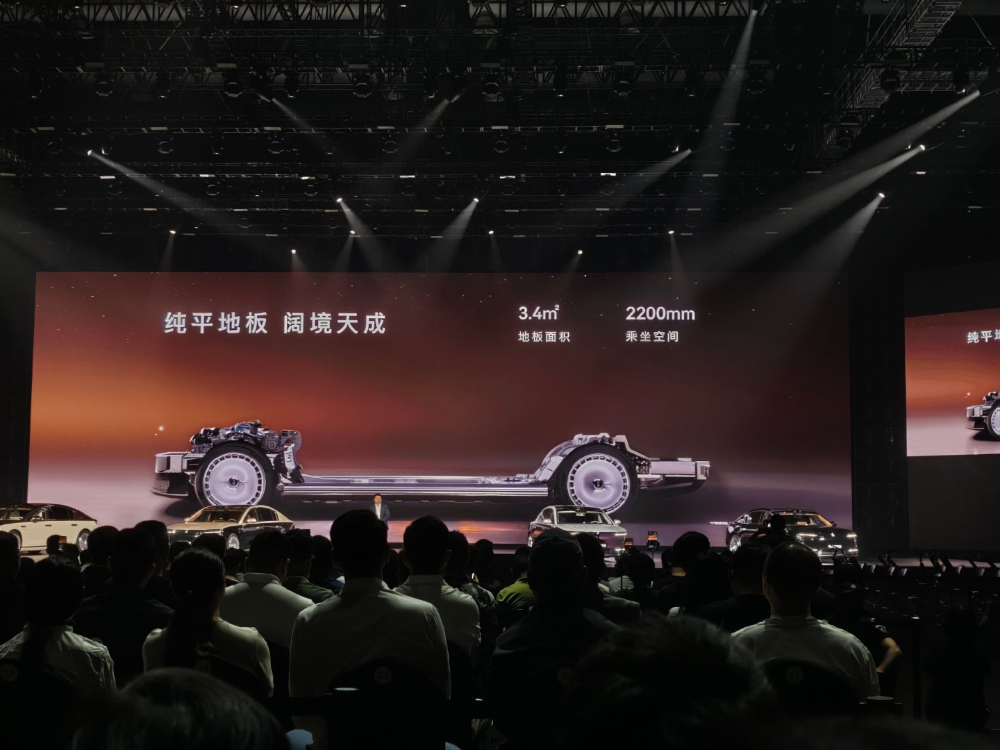 尊界S800首发智能追光、全维手势交互、全维全链路主动防护系统等创新科技，水晶门