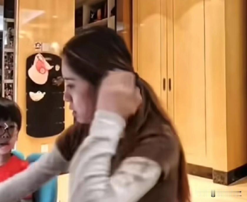 怪不得梁靖崑30岁了，也有腰伤，状态下滑，但是仍然不退役！看到她媳妇连续凉皮