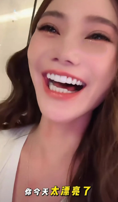汪小菲家的保姆真不简单，不仅要会带娃，还要有厨艺，平时有空还得直播，难怪张兰一直