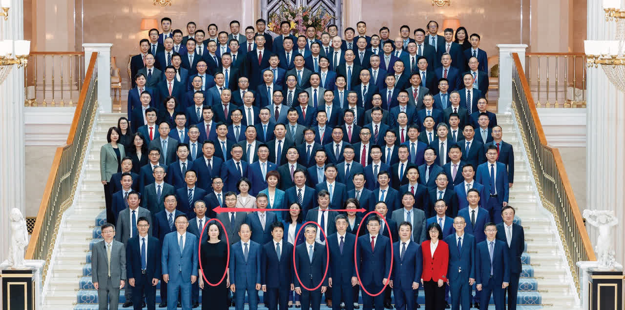 这是一张华为持股员工代表的合影，余承东的站位比孟晚舟还要居中，看来他手里的华为股