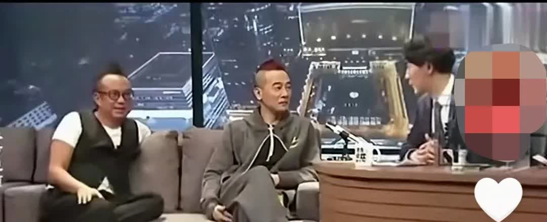 主持人故意问陈小春：“你的前女友，哪一点比应采儿好？”陈小春先是一脸懵，很快想出