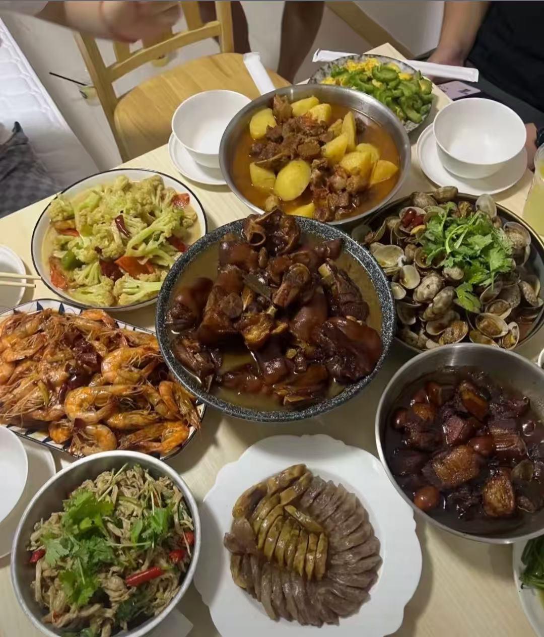 今年回家过年发现比较怪的现象就是越穷的同学越是热情大方！大年初四，我去