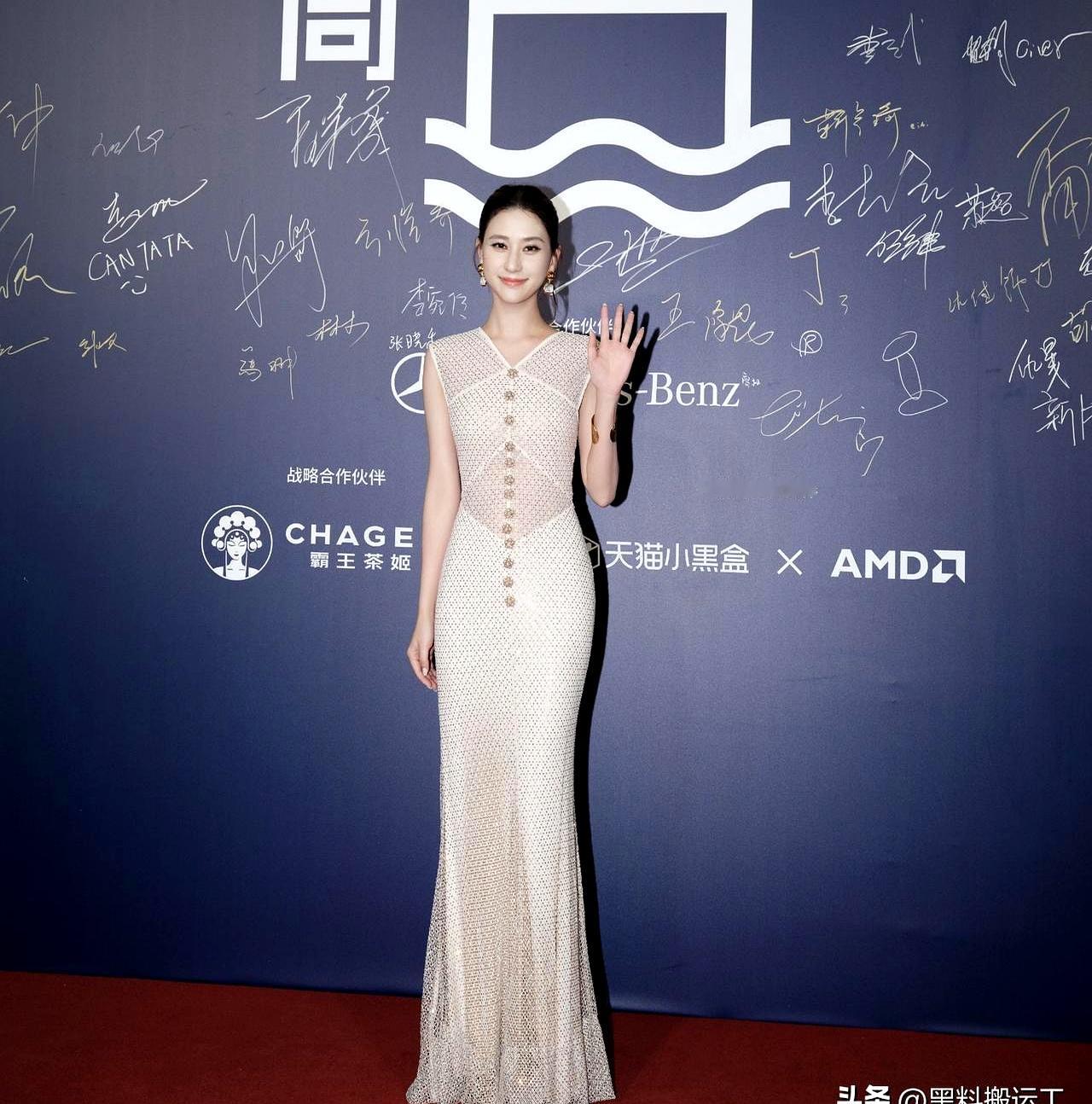 那条不留情的裙子挂在何超莲身上，线条像刀，哪点多余都藏不住，她却稳稳扛住了，好看到犯规。这种衣服普通