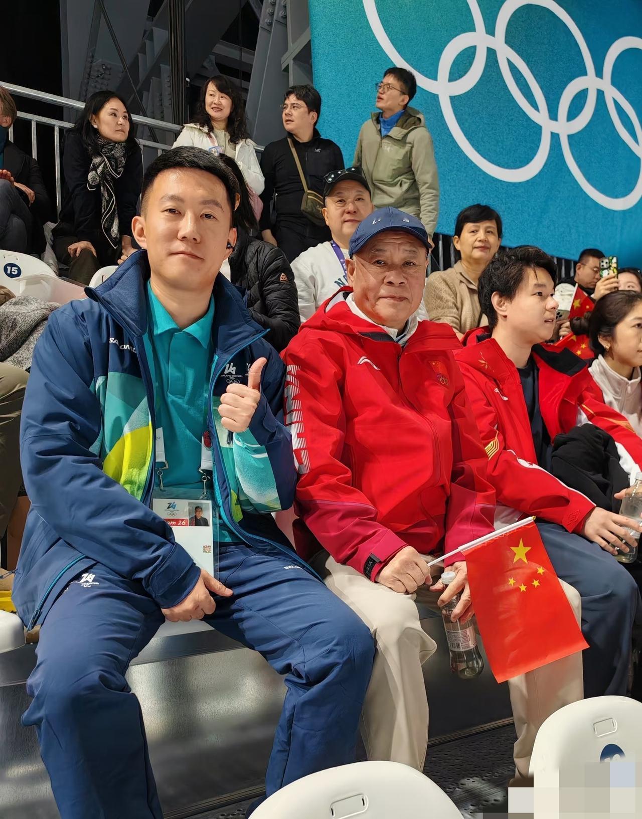 体操王子李宁喜欢看速度滑冰，63岁像83岁一样，好老!2月8日，有网友在意大