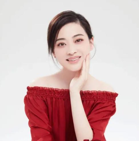 当年，梅婷突然害羞的对秦昊说：“完蛋了，我爱上咱剧组的摄影师曾剑了，你快去帮我打