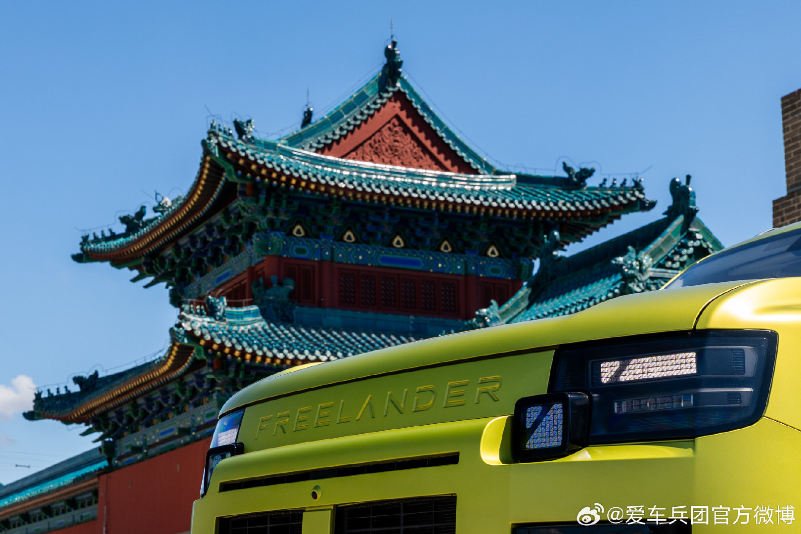 奇瑞捷豹路虎神行者8，一个刚刚独立却流淌着78年全地形血统的车型。它没有挂路虎标，但豪华和越野基因一