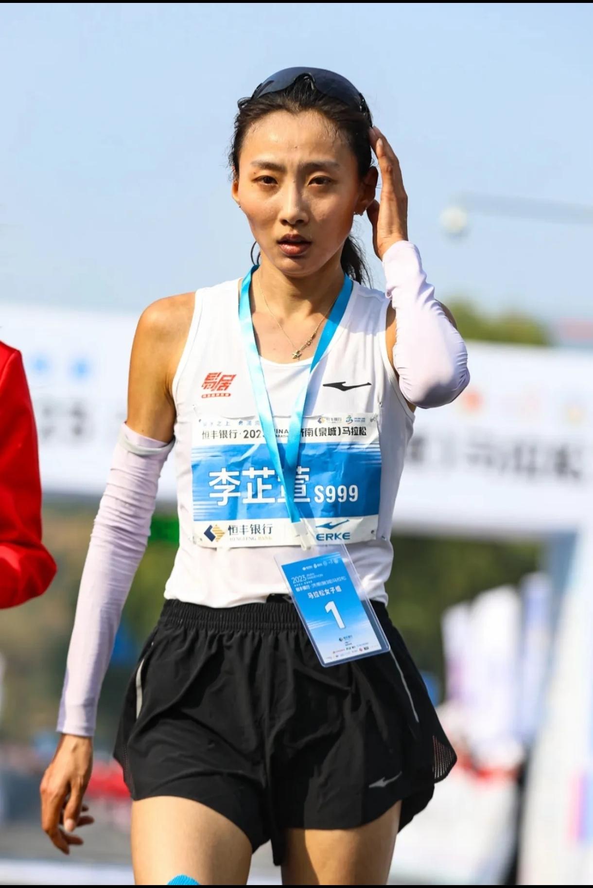 她是中国马拉松最硬核的无冕一姐，体制外奔跑、全程逆风翻盘，她就是李芷萱！年