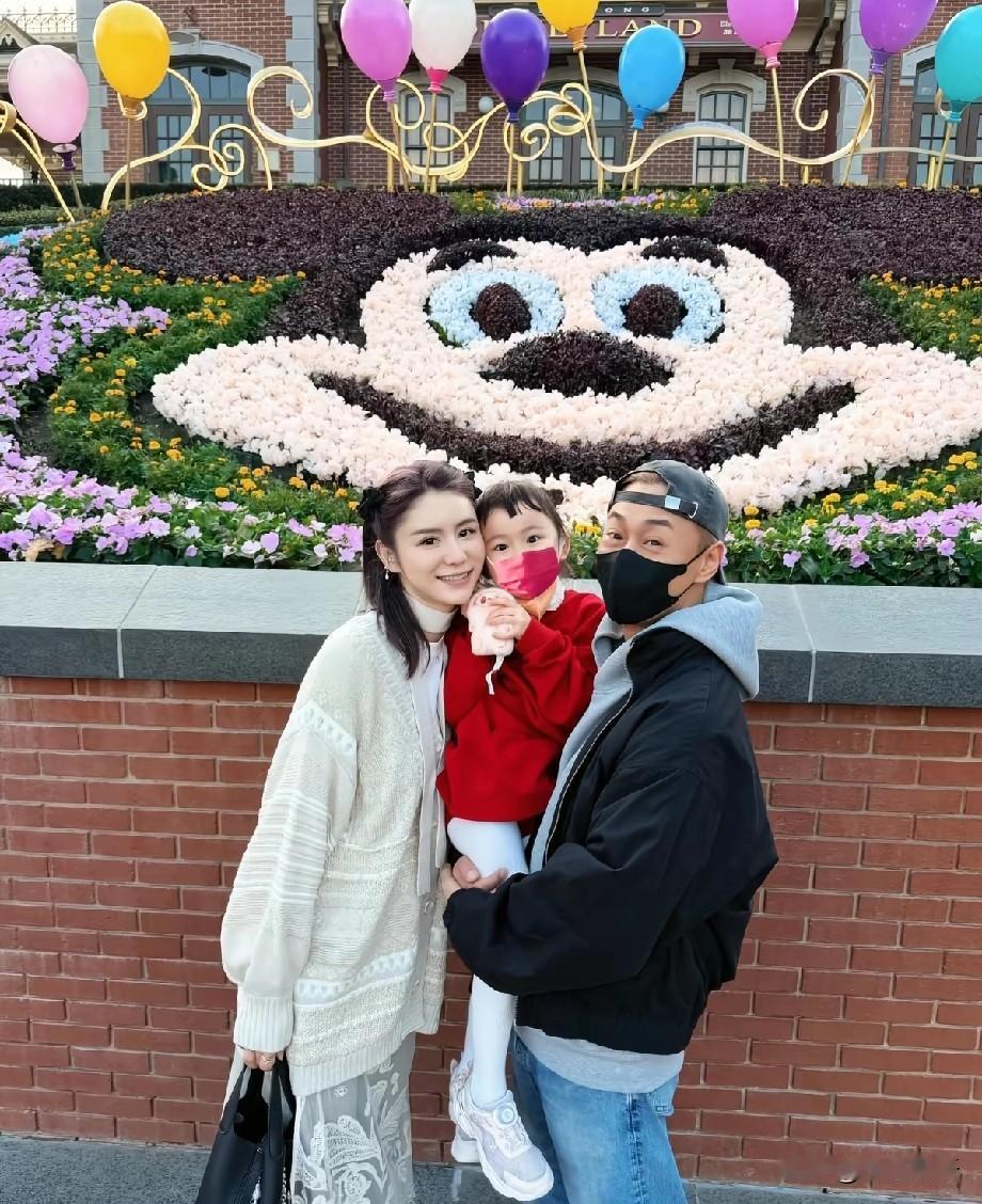 林峰晒全家福，他带张馨月和女儿到香港迪士尼玩!他女儿的小名叫：格格，这个小姑娘腿