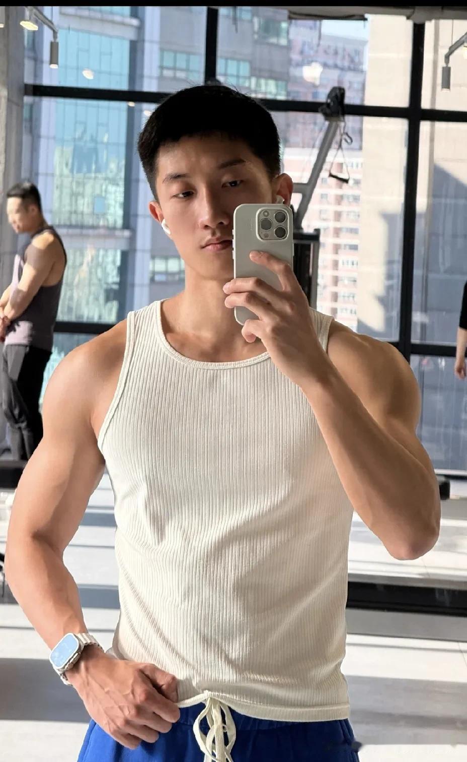 小哥哥是一位健身博主，身材比例很好。这结实强壮💪的男友臂，身上散发强大荷尔蒙