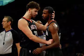 阿尔佩伦·申京（小腿）、塔里·伊森（生病）明天是出战成疑。篮网方面迈克尔·波特（