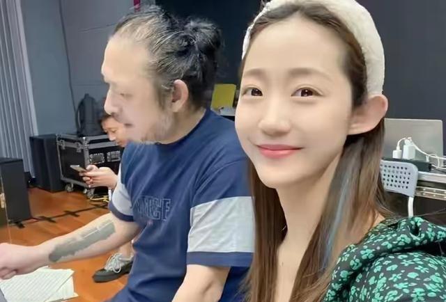 万千惠最开始以为可以靠三宝，直接跨越阶级，成为同学朋友熟人眼中的佼佼者。结果几