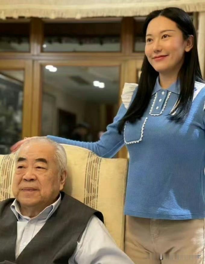 范曾这辈子，最绕不开的或许不是他那价值连城的画作，而是他对待身边人的那种执拗劲。