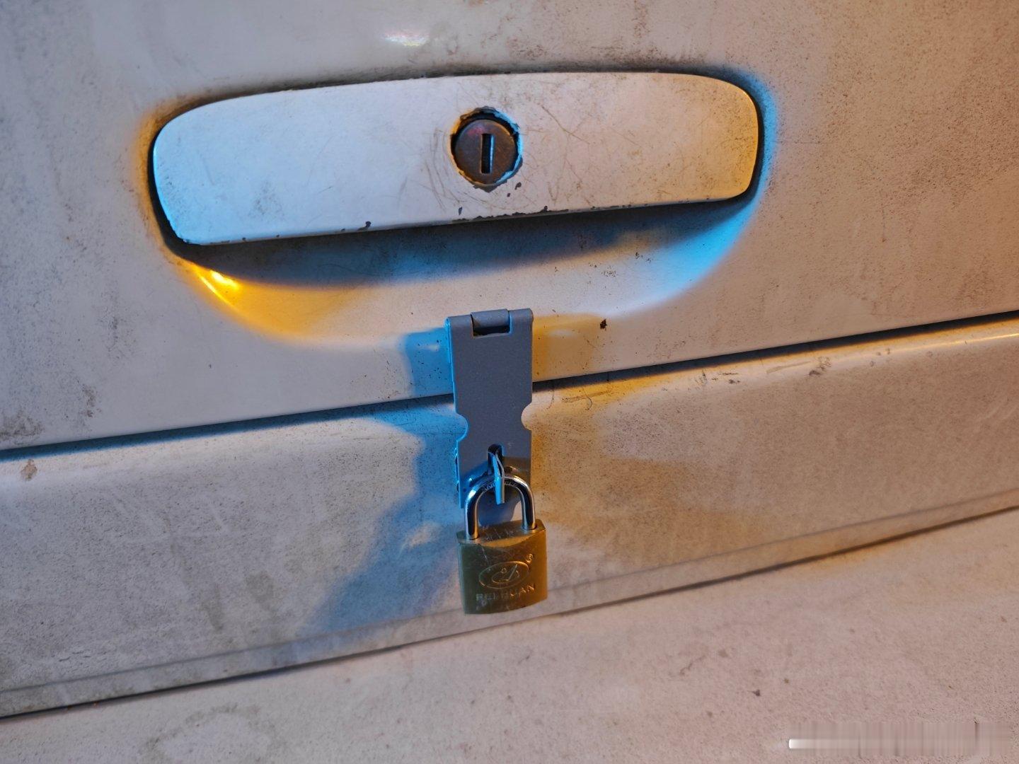 汽车后备箱锁坏了怎么办？十块钱买把锁，锁上就好谨记，钥匙要收好