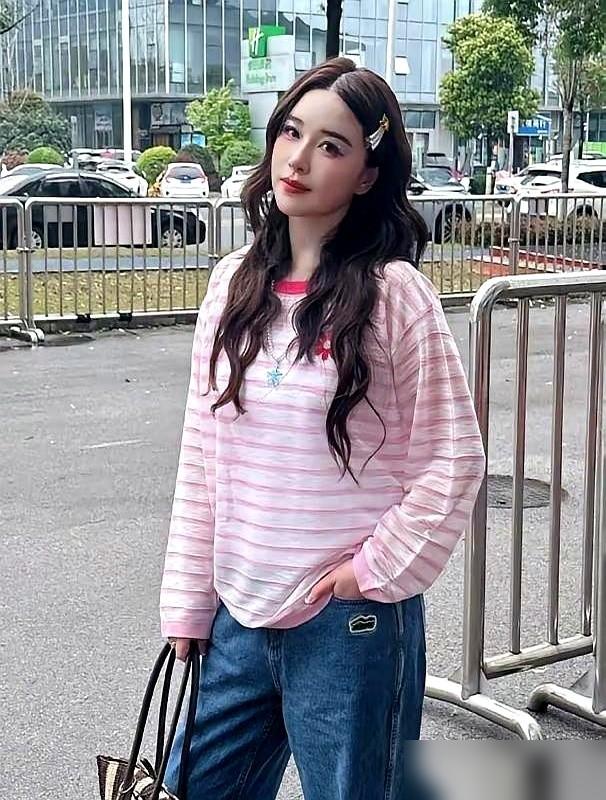 都以为阚清子在舞台上献丑，我告诉你，她是在献祭。你没看懂。网络那些关于她早产