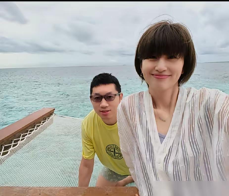 国乒冠军许昕带着全家在海岛旅游!一家四口其乐融融的画面，真的是让人觉得温馨又幸福
