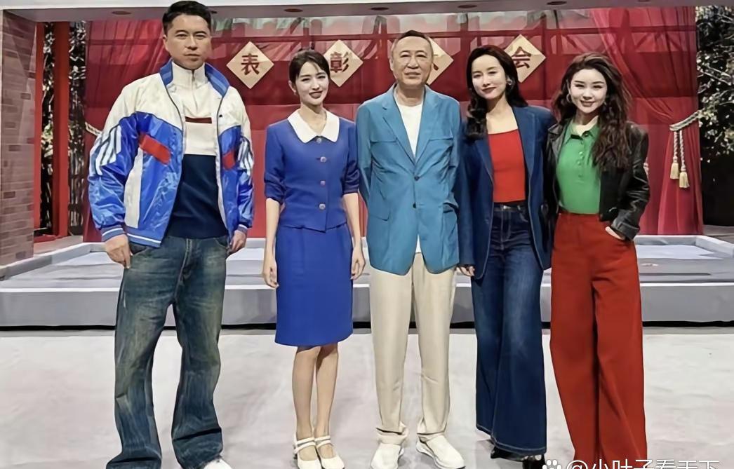 一张明星合照，我看了三遍，才发现别扭在哪。问题不在表情，不在穿着，而出在一个致