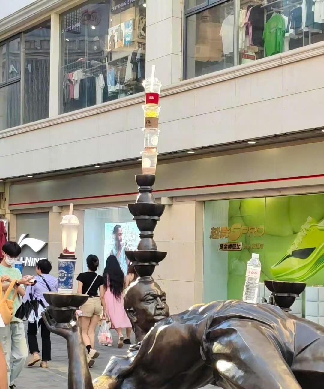 雕像好好的。别啥都往上放。