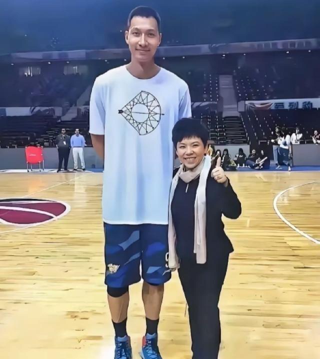 2017年，深圳大运中心CBA赛场，邓亚萍专程来到球场探班广东队，在比赛的球场中