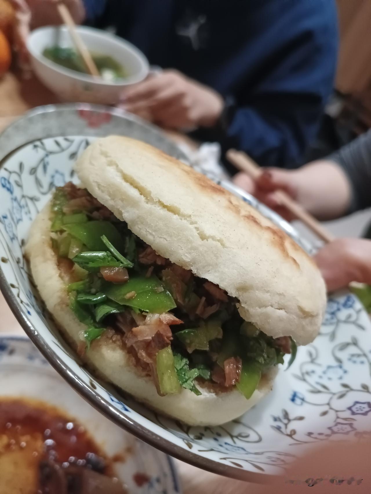 自己做的夹肉饼，好吃、卫生、还便宜。算笔帐就知道小摊上一个饼子能挣多钱了？我自己