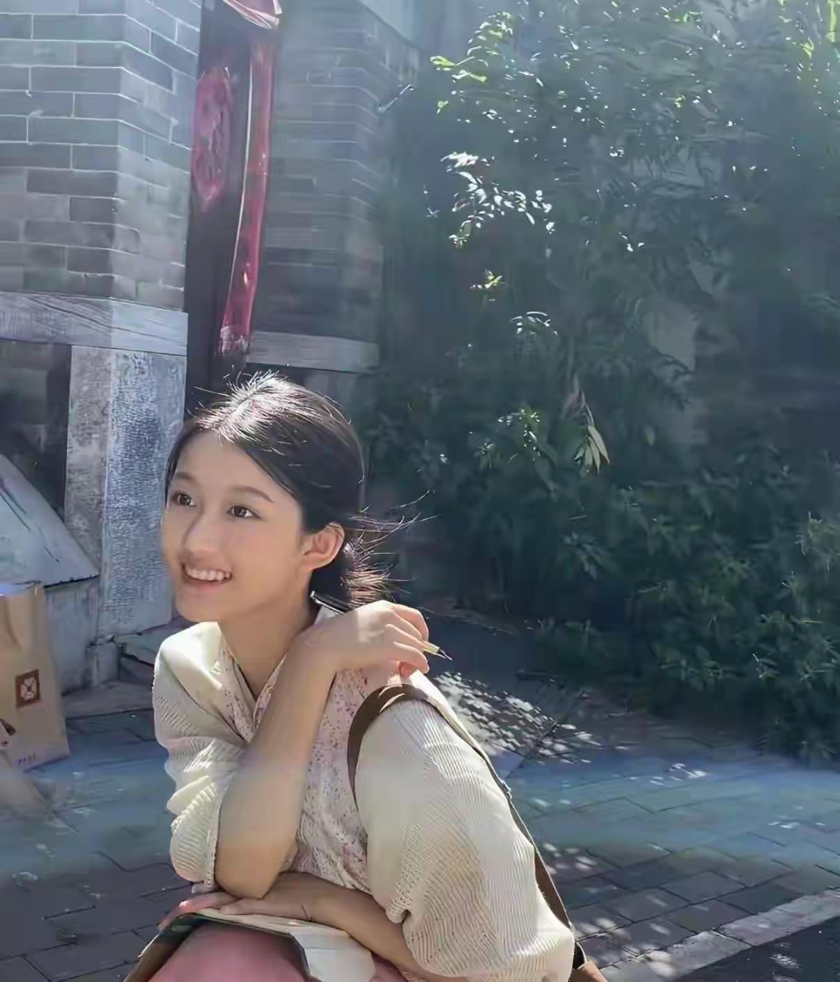 绿树荫中笑语频，轻纱薄衫映日新。