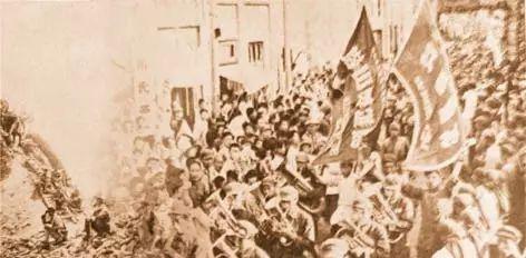 1949年4月中旬，就在四野大军结束休整开始南下时，领导班子却突然发生重大变化：