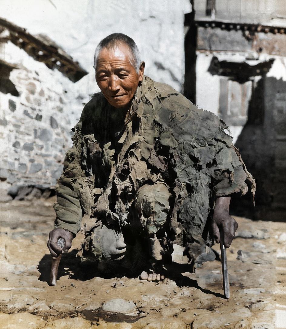 这张照片拍摄于20世纪上半叶的西藏，画面中的老人是一位在封建农奴制下挣扎求生的藏