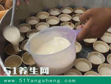 大妈在学校门口卖小吃, 一口锅放了200个碗, 12元一份学生抢着买!