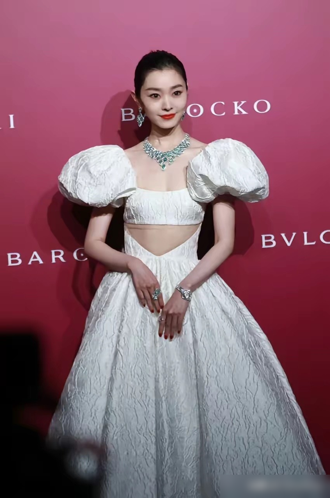 宝格丽那串红宝石，戴宋轶脖子上，是珠宝。戴刘亦菲脖子上，没了。真的，你第一眼根本看不见项链，只看见一