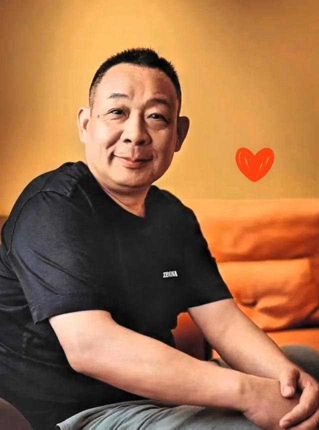 房东：于总，这季度房租该涨了吧？旁边商场都翻倍了。于东来把工资表推过去：涨可以