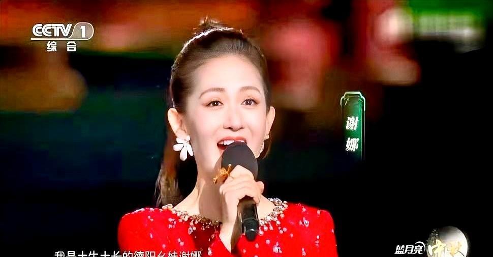 谢娜去年硬憋端庄，观众看一眼就划走了。今年直接开整川话Rap+脱口秀，凉山分会