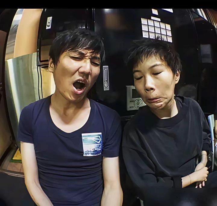 窦颖把资源全塞给老公王文颖，自己却在侄女唱窦唯歌时继续和声。她从1994年起就