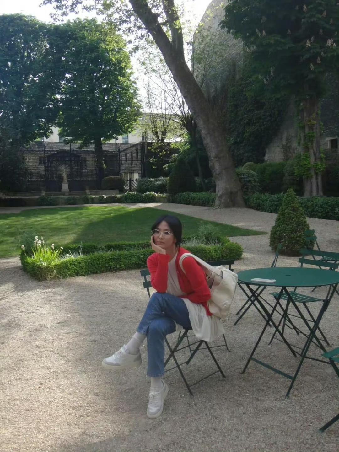 宋慧乔更新ins。年纪大了戴这种透明眼镜好像老花镜​​​