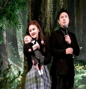 内娱女星正为塞进高定礼服饿到脱相，首位400亿票房男演员的妻子，却顶着160斤的