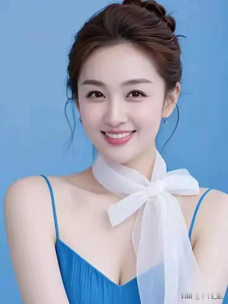 蓝裙映着晴空，白纱系着温柔，在澄澈的底色上，我与自己温柔相拥。白裙少女感温柔