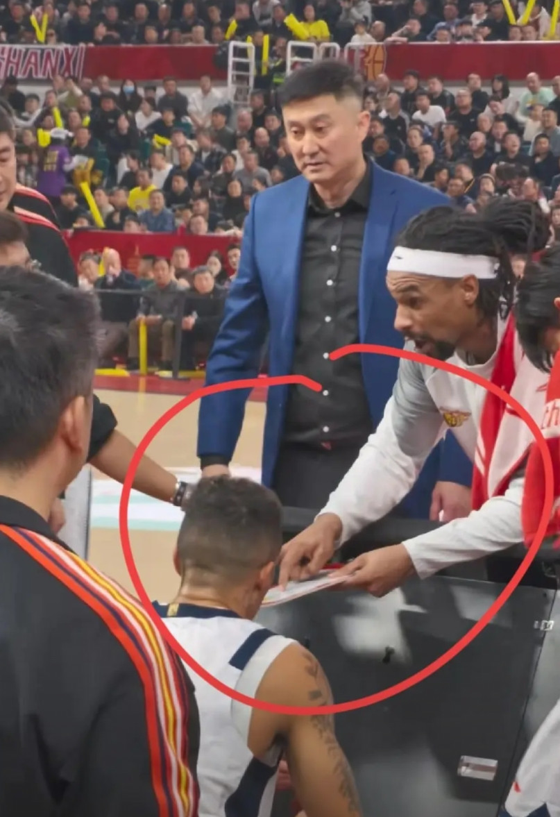 什么萨林杰抢了杜峰的战术板？看看广东男篮多么和谐，萨林杰替杜峰画战术板了。杜峰在