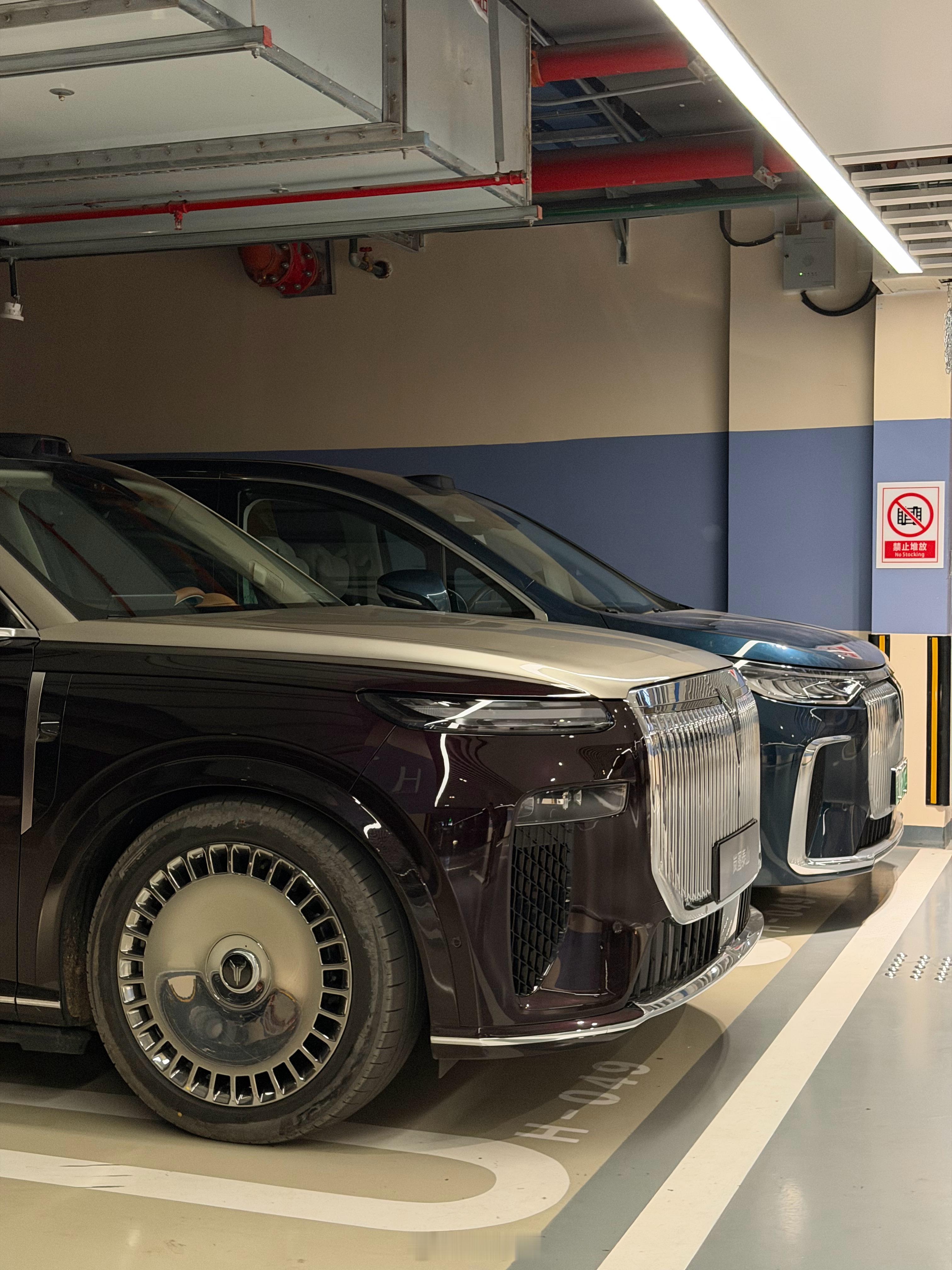 泰山和梦想家停在一起，明显感受到SUV高车头自带的气场，尊